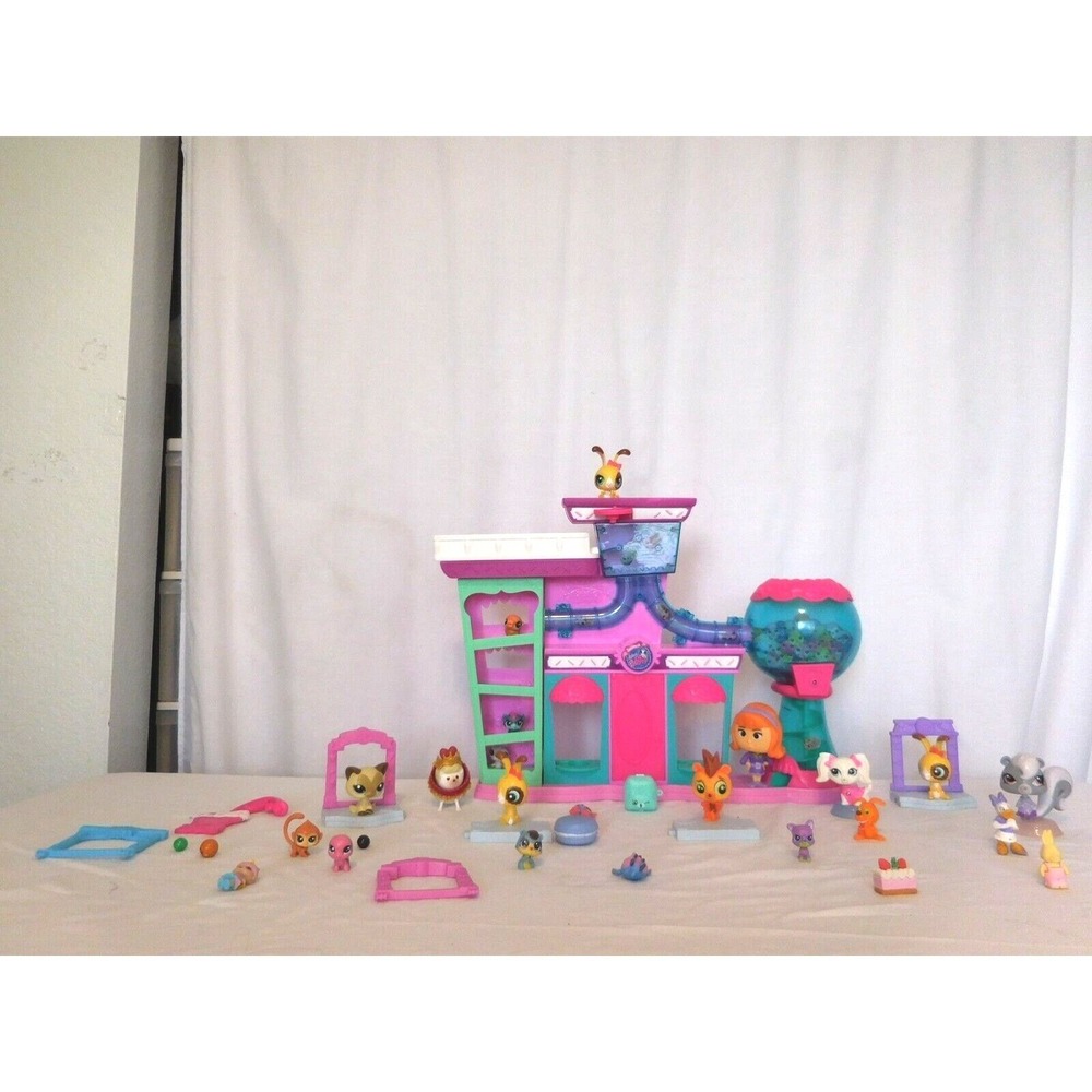 Littlest Pet Shop Play Set Sweet Delights Sweet Shoppe House + Pets and Accessor